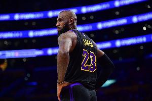 詹姆斯：可能会打24-26个赛季 正在准备纪录片&相信能引爆全场